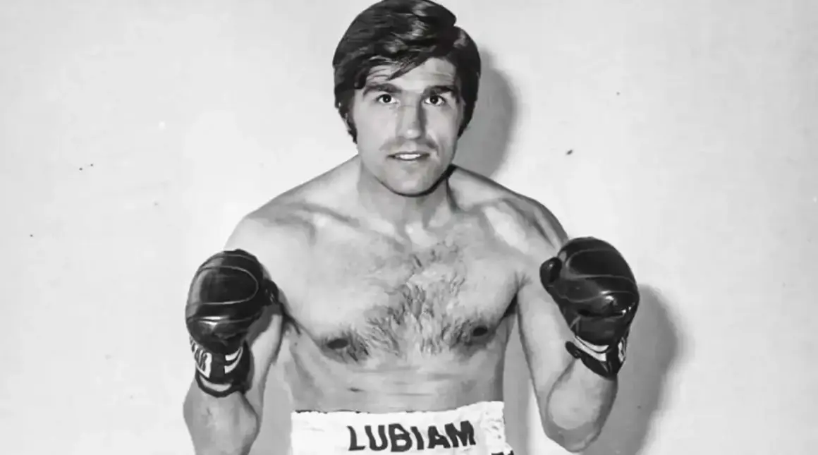 Boxer Nino Benvenuti, a powerful figure with boxing gloves on, ready to fight.