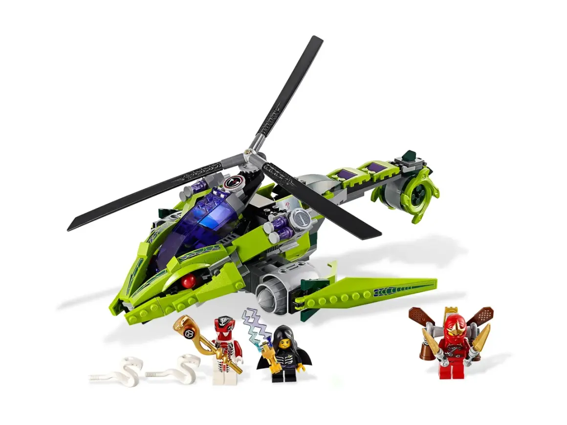 Zielony helikopter z zestawu Lego Ninjago 9443, z trzema postaciami i białymi wężami.