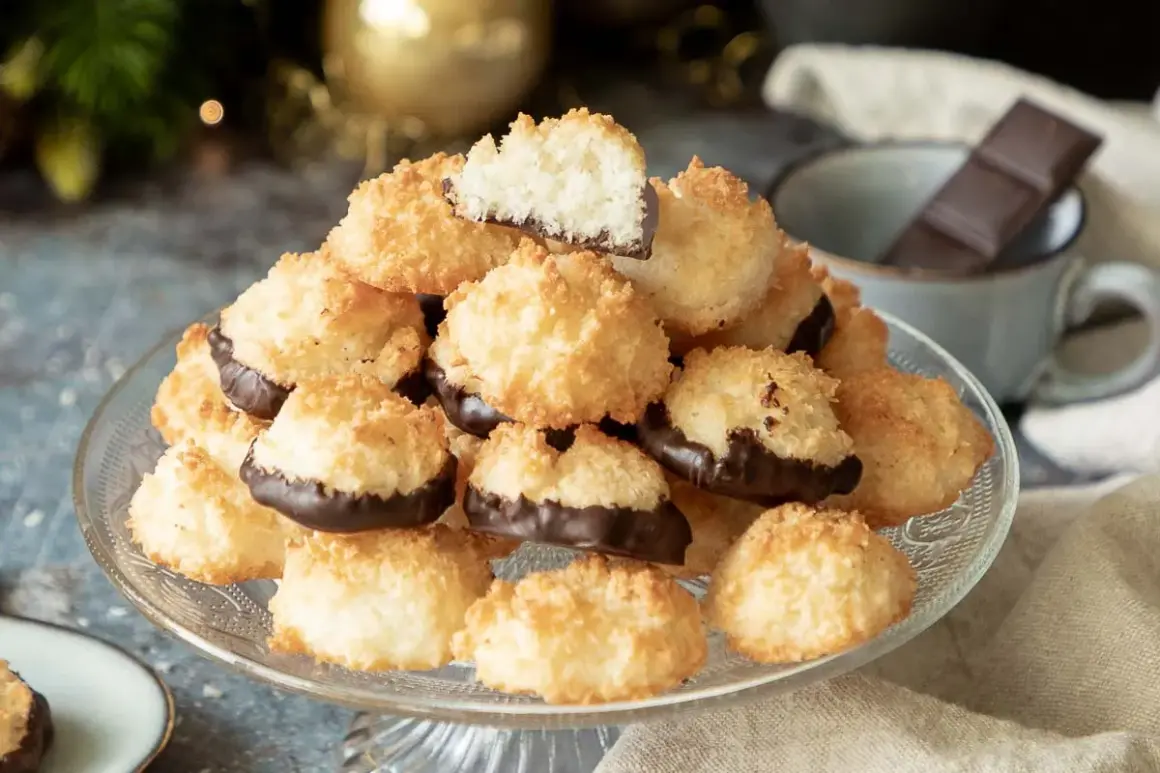 Saftige Kokosmakronen mit Schokoladenboden, perfekt für ein gemütliches Kaffeetrinken. Dieses kokosmakronen rezept saftig ist ein Genuss!