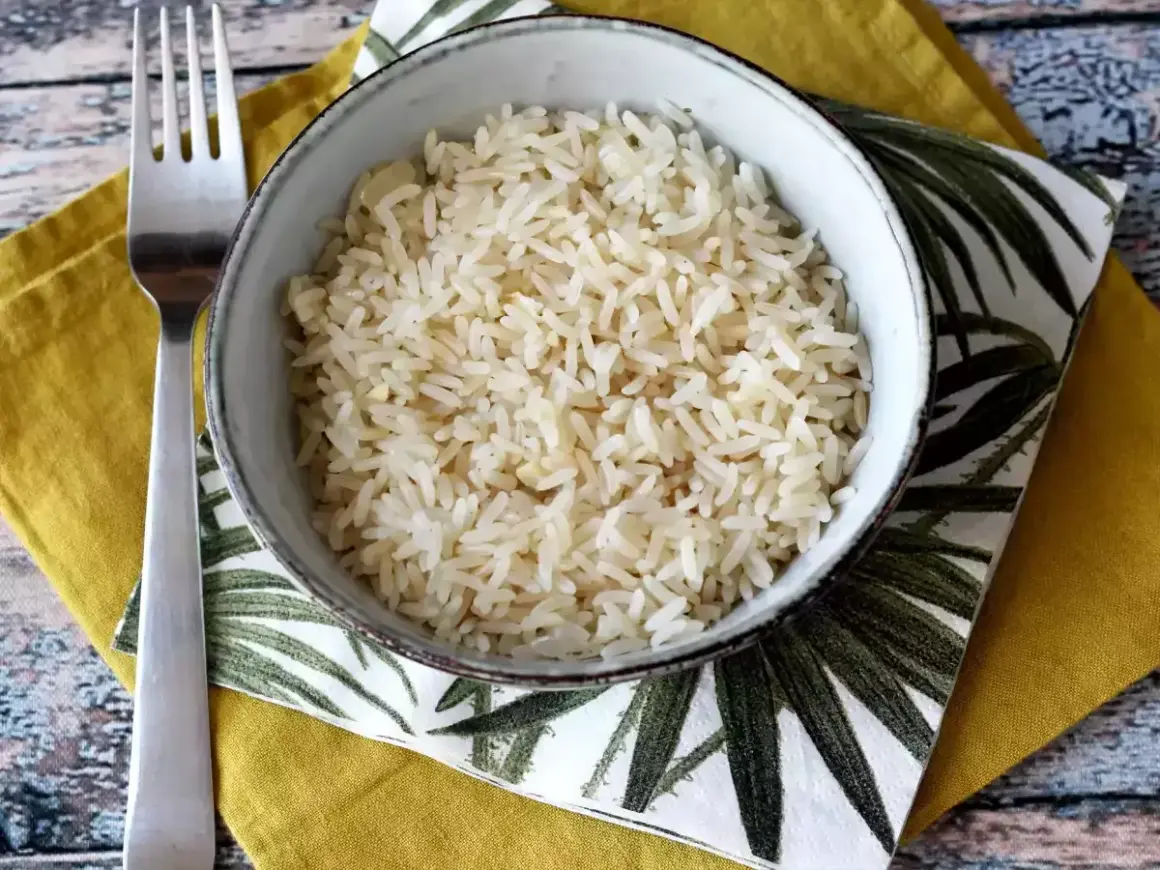 Schüssel mit lockerem Reis, daneben eine Gabel. Perfekt, wenn der Reis zu matschig ist, um ihn zu retten.