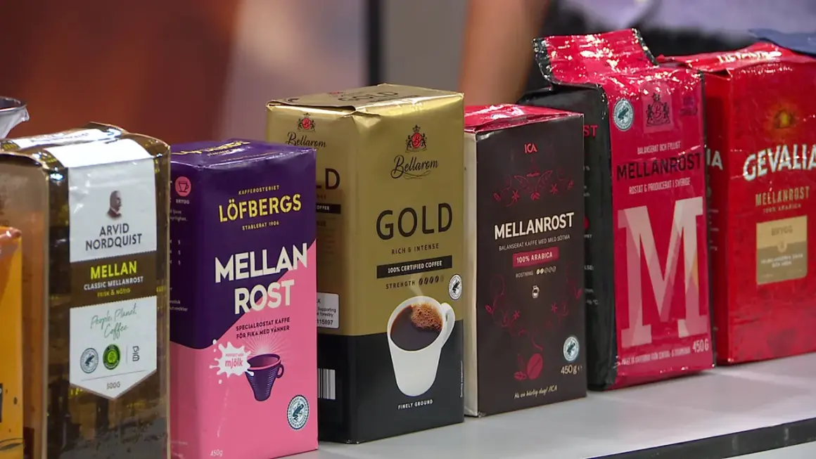 En rad kaffepackar med olika kaffesorter i Sverige: Arvid Nordquist, Löfbergs, Bellarom Gold, ICA Mellanrost och Gevalia.