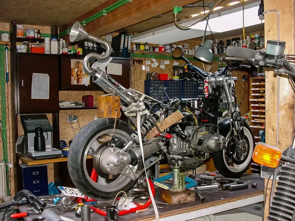 Jakie narzędzia do warsztatu motocyklowego? Kluczowe elementy, które musisz mieć