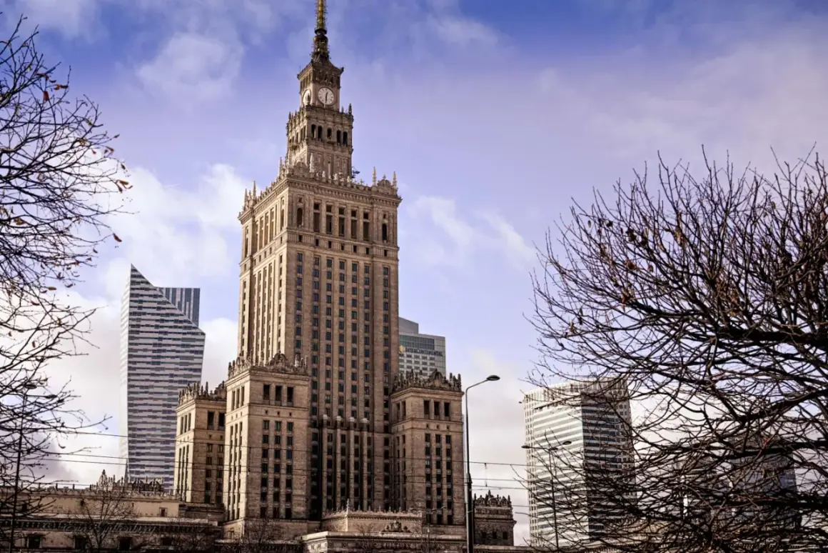 Kulturpalatset Warszawa reser sig stolt mot en molnig himmel, omgiven av moderna skyskrapor och kala trädgrenar.