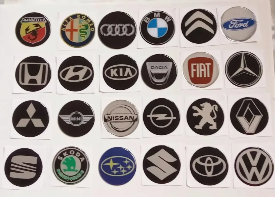 Kolekcja okrągłych znaków na samochodach: Abarth, Alfa Romeo, Audi, BMW, Citroen, Ford, Honda, Hyundai, Kia, Dacia, Fiat, Mercedes, Mitsubishi, Mini, Nissan, Opel, Peugeot, Renault, Seat, Skoda, Subaru, Suzuki, Toyota, Volkswagen.