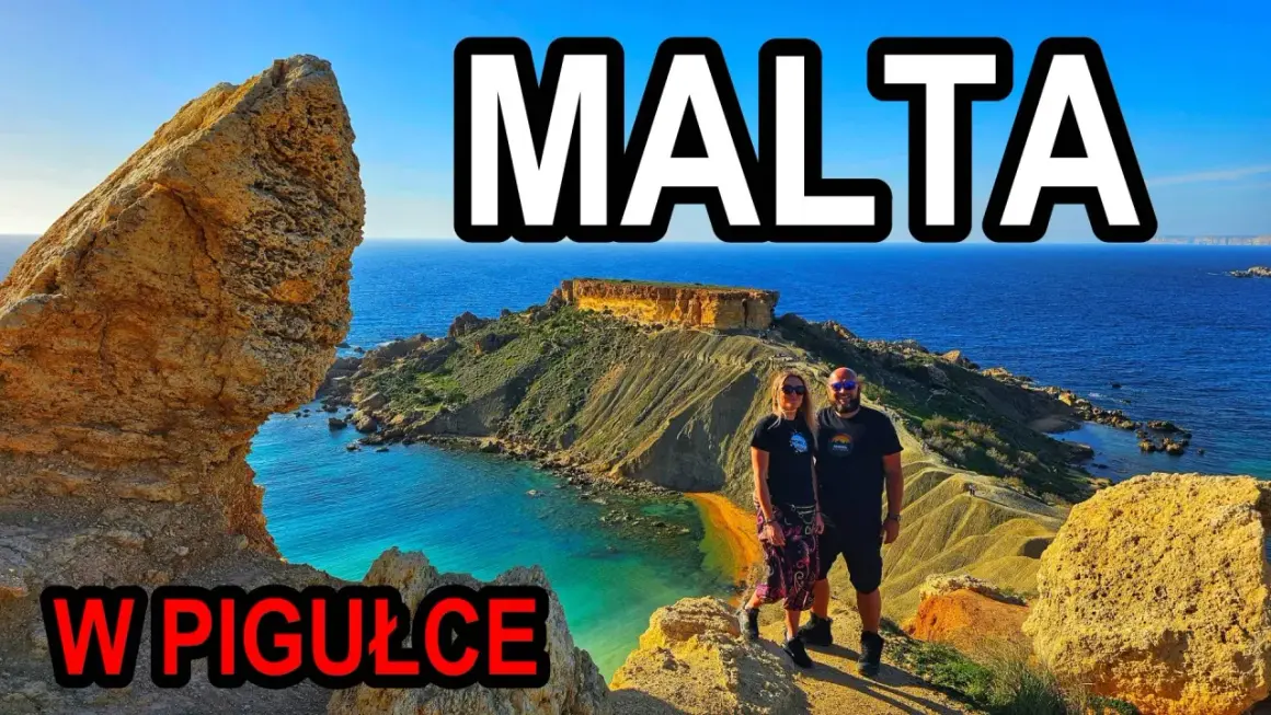 Malta czy warto? Para na tle malowniczego wybrzeża z turkusową wodą. Widok zapiera dech w piersiach!