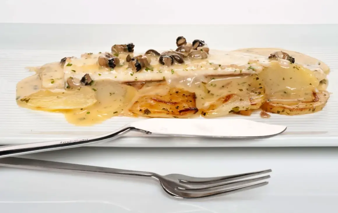 Delicioso pescado con patatas y salsa cremosa, ideal para tus segundos platos para Nochevieja.