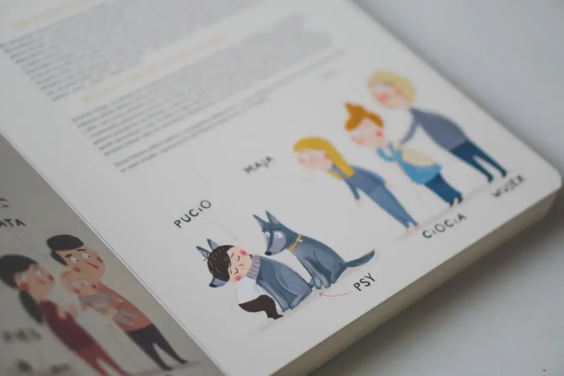 Ilustracja z książki "Pucio kolejność" pokazuje rodzinę: Pucio, Maja, Ciocia i Wujek, a także dwa psy.
