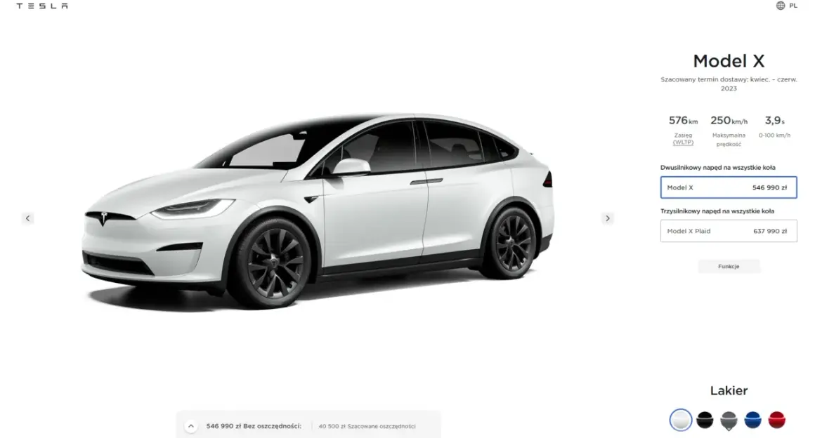 Biały Tesla Model X na białym tle, z widocznymi danymi technicznymi i ceną.