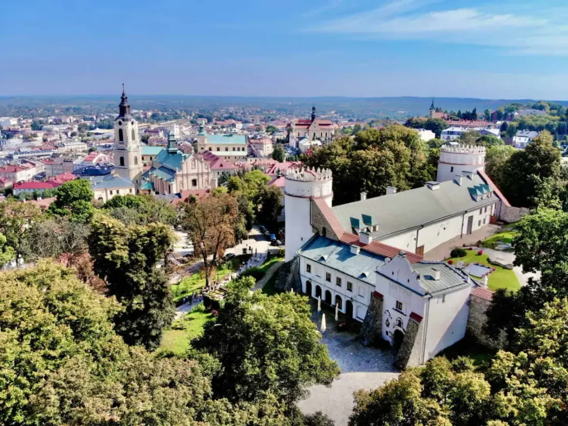 Zamek w Przemyślu i jego okolice oferują wspaniałe atrakcje. Widok na miasto, kościoły i zieleń.