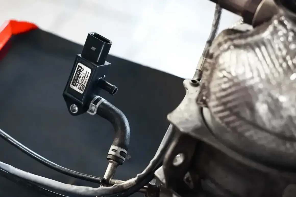 Czujnik różnicy ciśnień DPF, kluczowy element do sprawdzenia multimetrem.
