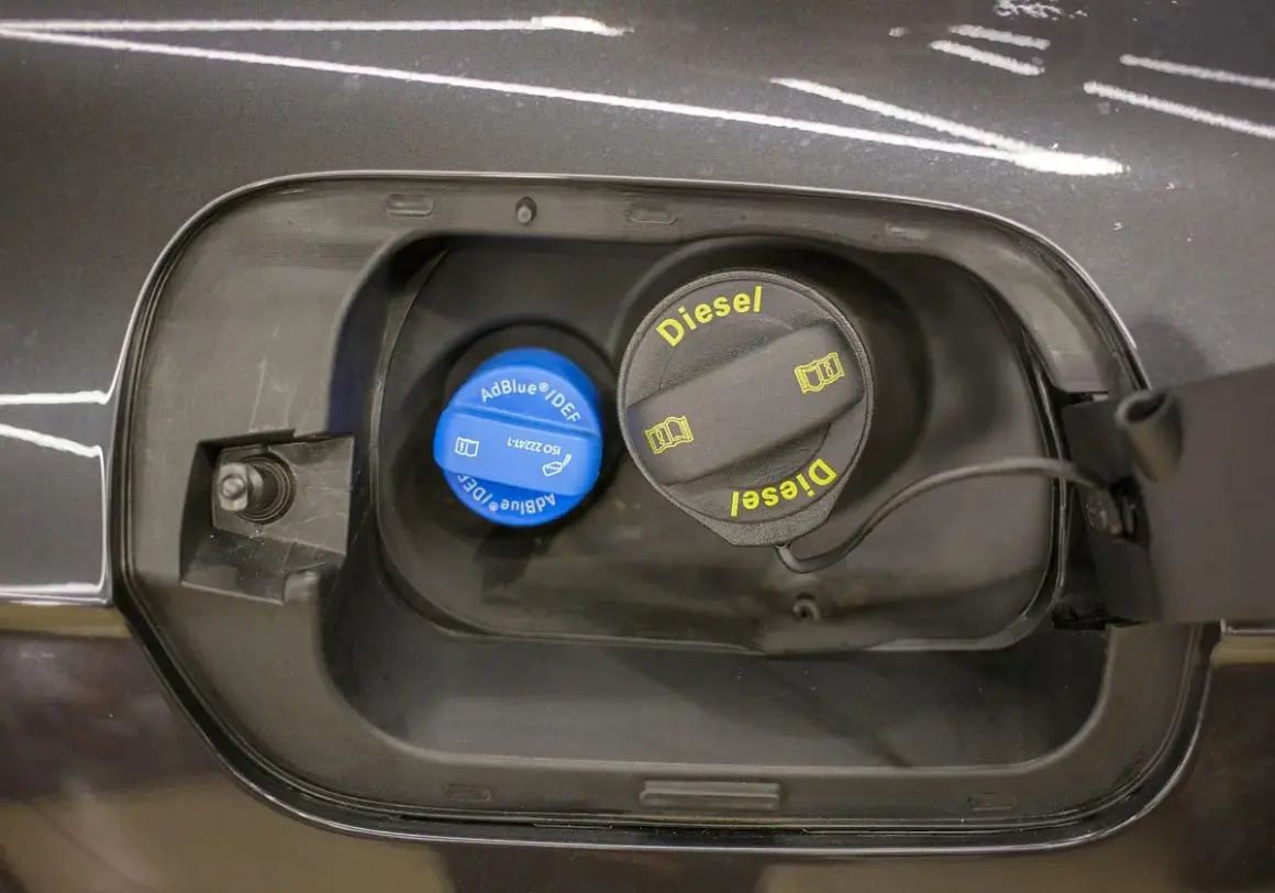 Dwa korki wlewu paliwa: niebieski AdBlue/DEF i czarny Diesel. Uważaj na krystalizację AdBlue, która może uszkodzić układ.