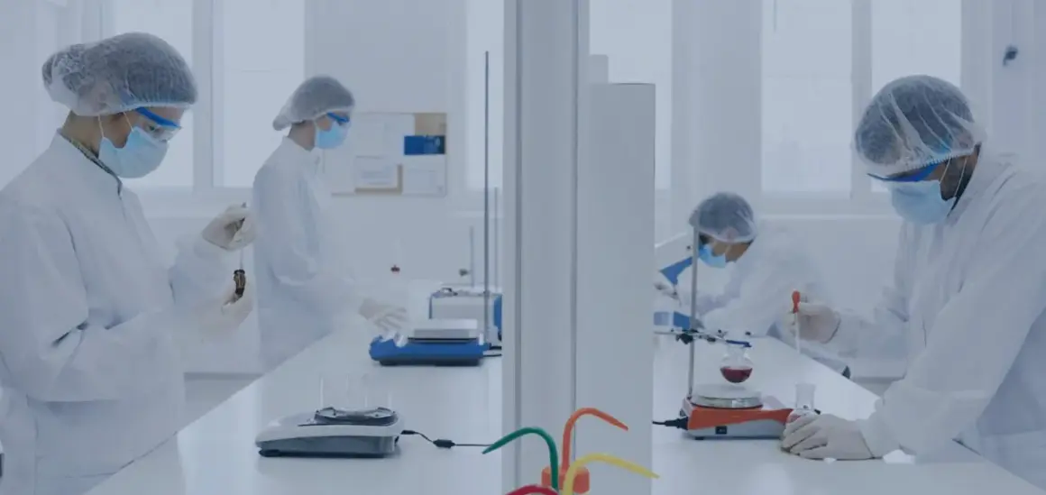 Wissenschaftler in Laborkitteln und Masken arbeiten an Experimenten, die für die Gerson Therapie relevant sein könnten.