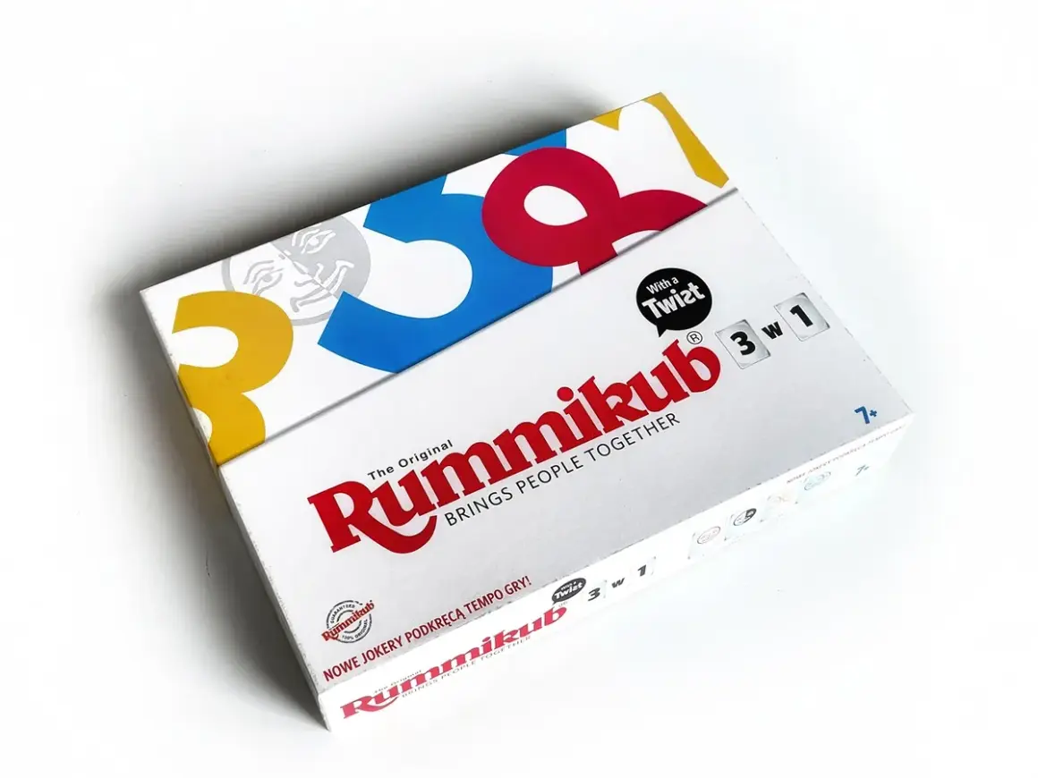 Pudełko gry Rummikub z napisem "BRINGS PEOPLE TOGETHER". Poznaj zasady Rummikub i baw się świetnie!