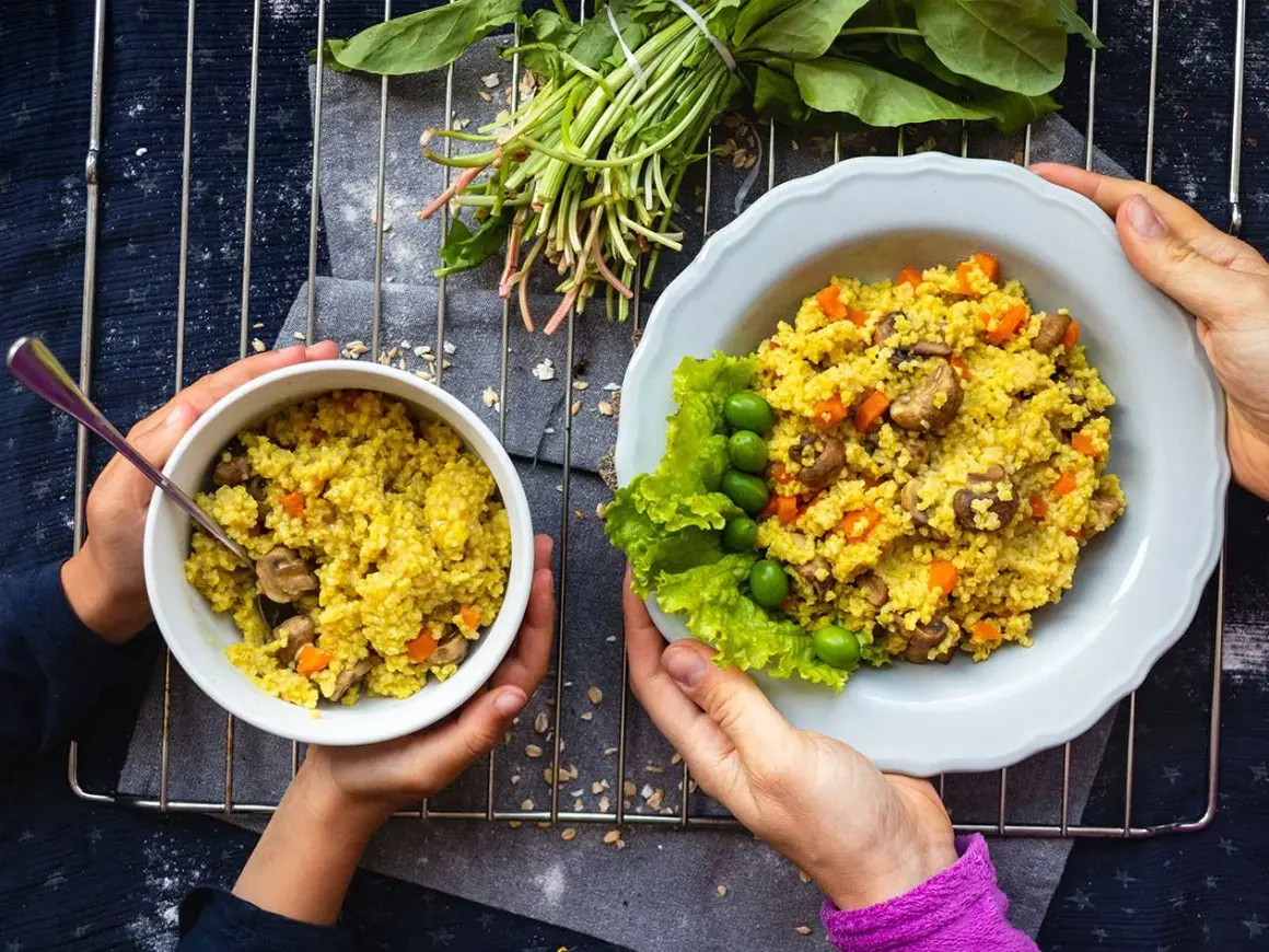 Två skålar med bulgur, morötter och svamp. En skål har gröna bönor och sallad. Bulgur nyttigt och gott!