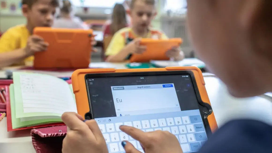 Kinder lernen mit Tablets in der Schule. Die Digitalisierung im Unterricht ist im vollen Gange.