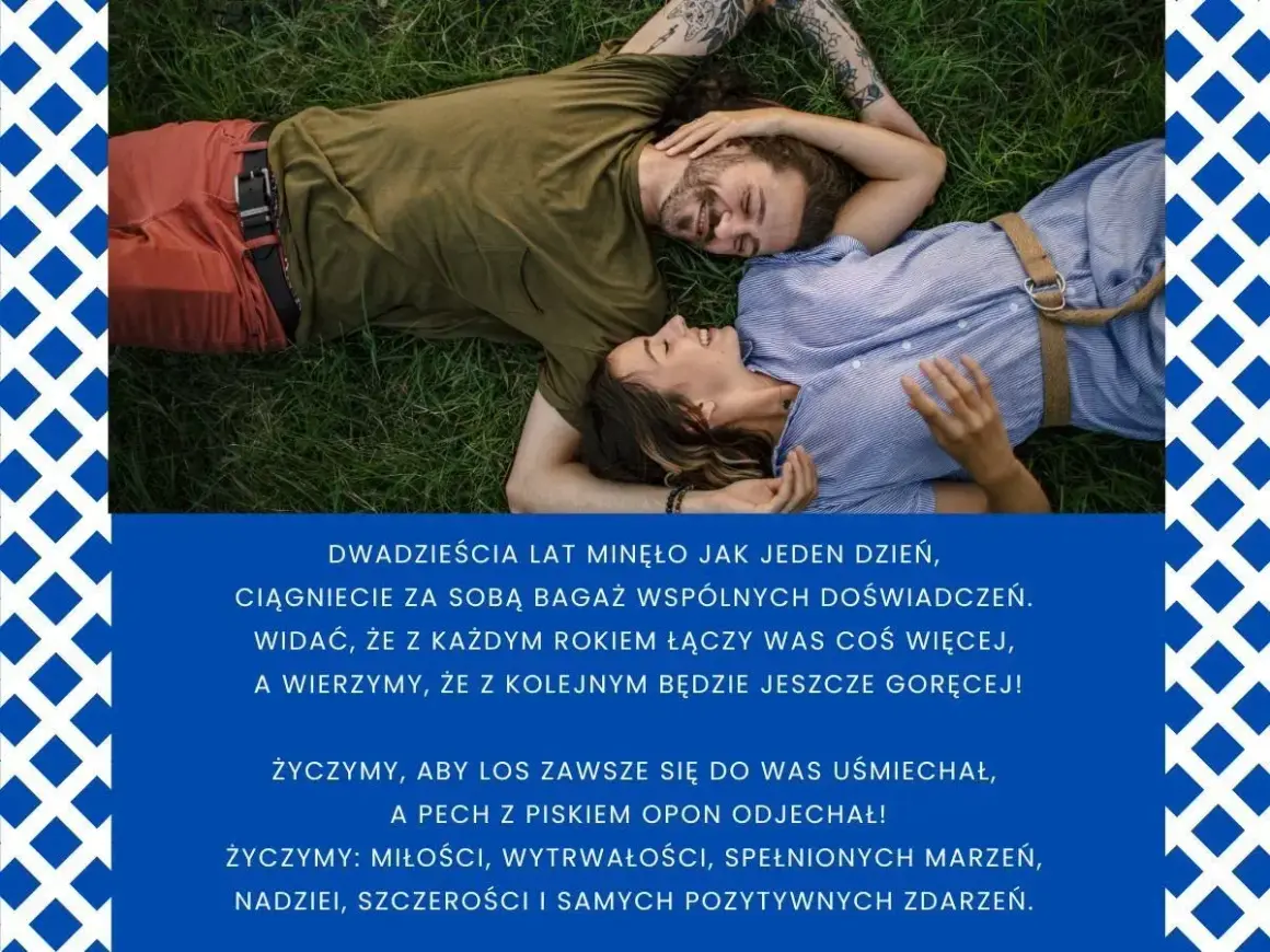 Para świętuje 20 rocznicę ślubu, leżąc na trawie i patrząc na siebie z miłością.