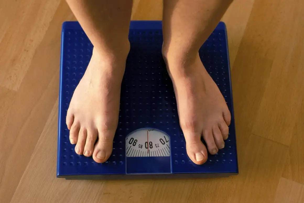 Füße auf einer blauen Waage. Die Anzeige zeigt etwa 80 kg. Muskeln sind schwerer als Fett, aber die Waage zählt beides.