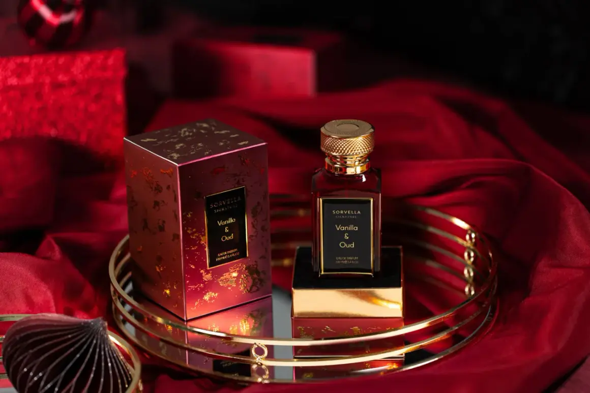 Eleganckie perfumy Sorvella Vanilla & Oud w czerwonym, złotym opakowaniu, otoczone luksusowym materiałem. Trwale perfumy, które podkreślą Twój styl.