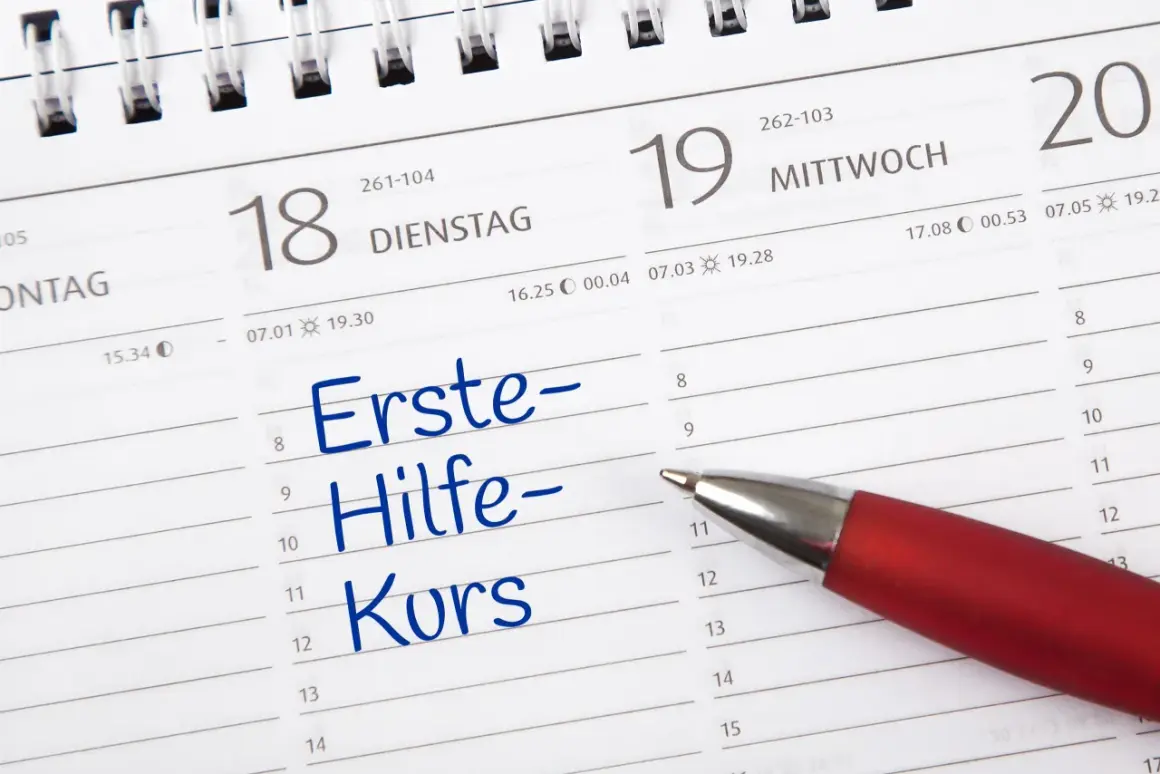 Ein roter Stift markiert "Erste-Hilfe-Kurs" in einem Kalender. Die Frage "wie lange gilt ein erste hilfe kurs" wird hier visuell thematisiert.