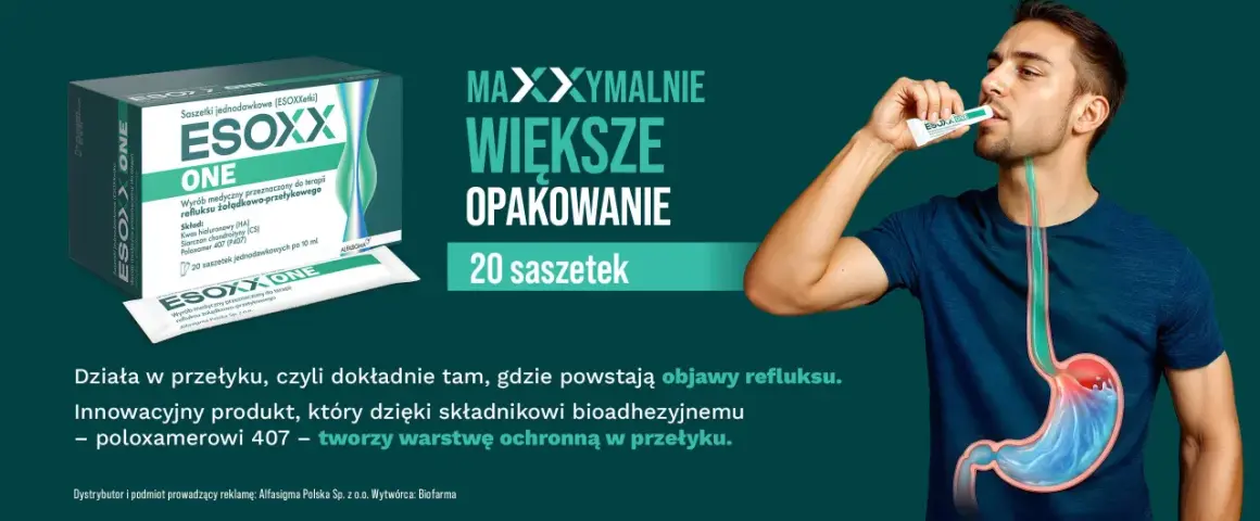 Mężczyzna przyjmuje saszetkę ESOXX ONE, która tworzy ochronną warstwę w przełyku, łagodząc objawy refluksu.