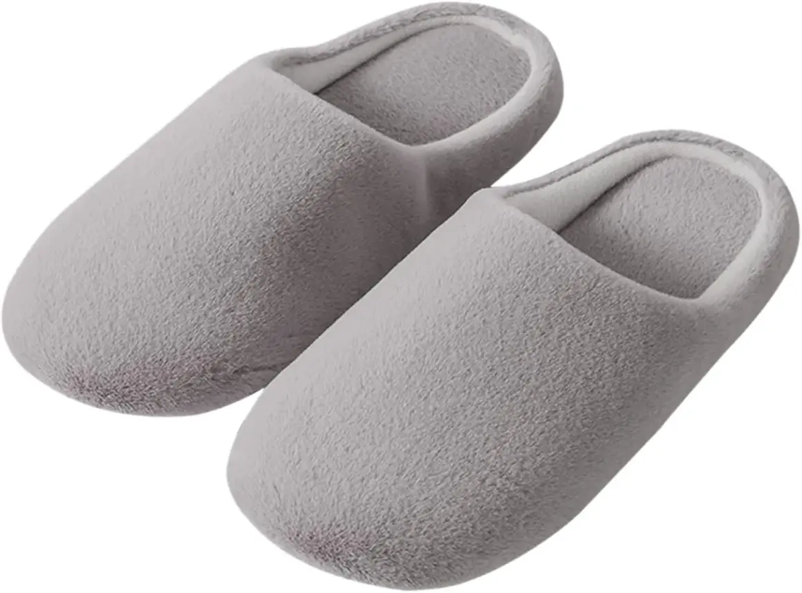 Coppia di morbide ciabatte grigie, perfette per camminare in casa senza fare rumore.