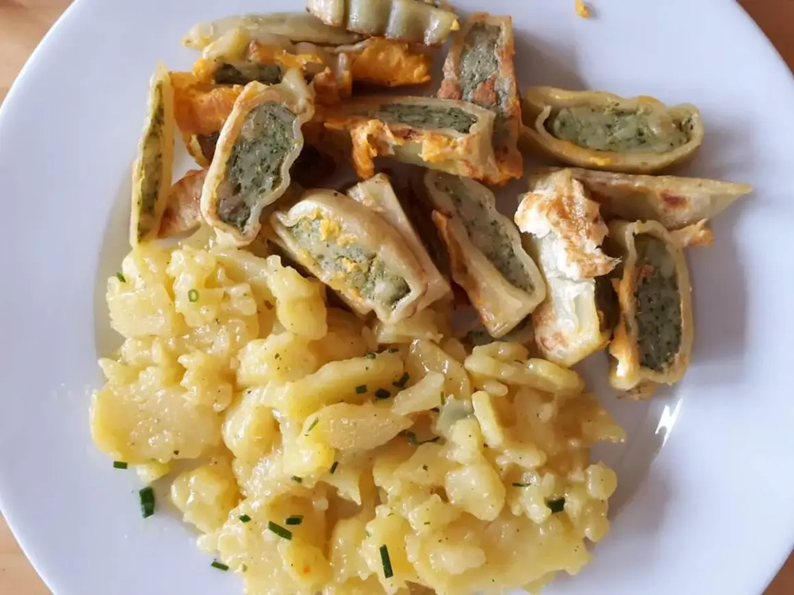 Leckeres Maultaschen Rezept: goldbraun gebratene Maultaschen mit herzhafter Füllung und cremigem Kartoffelsalat, garniert mit frischem Schnittlauch.