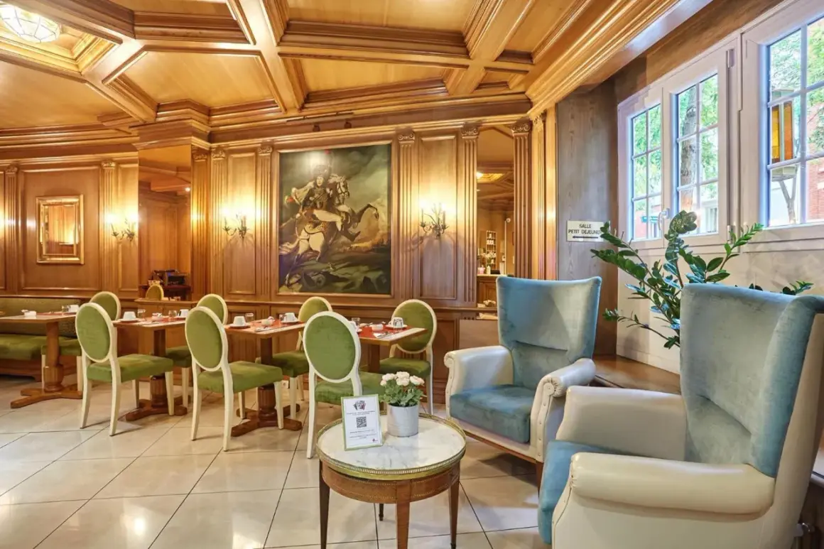Elegancka jadalnia w hotelu Murat z zielonymi krzesłami i obrazem konnym.