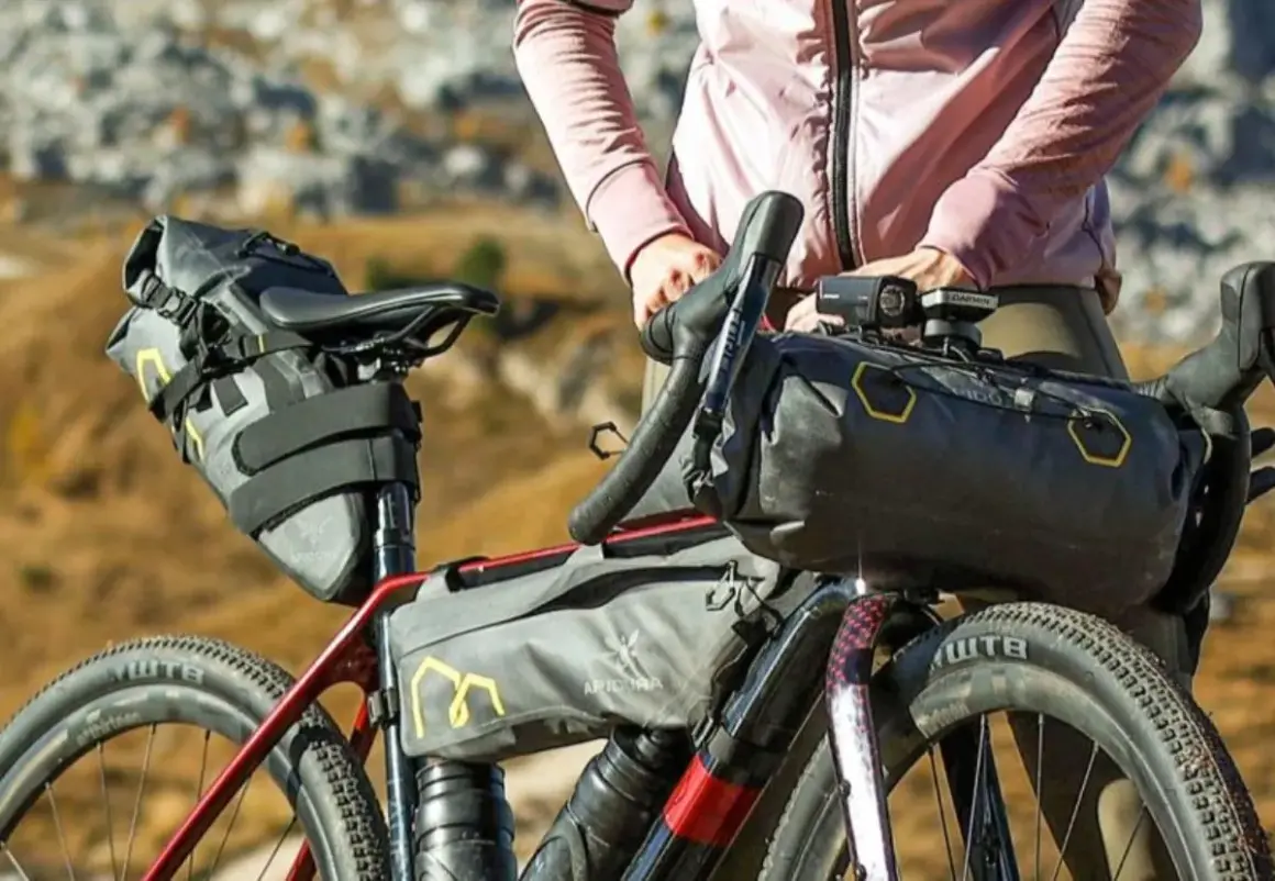 Bicicleta lista para explorar rutas bikepacking España, con alforjas y equipo de aventura.