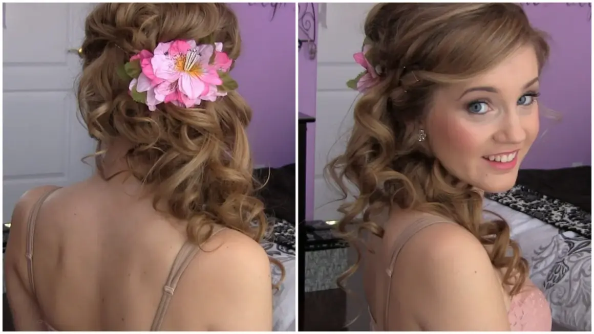 Acconciatura laterale capelli medi con boccoli morbidi e un fiore rosa.