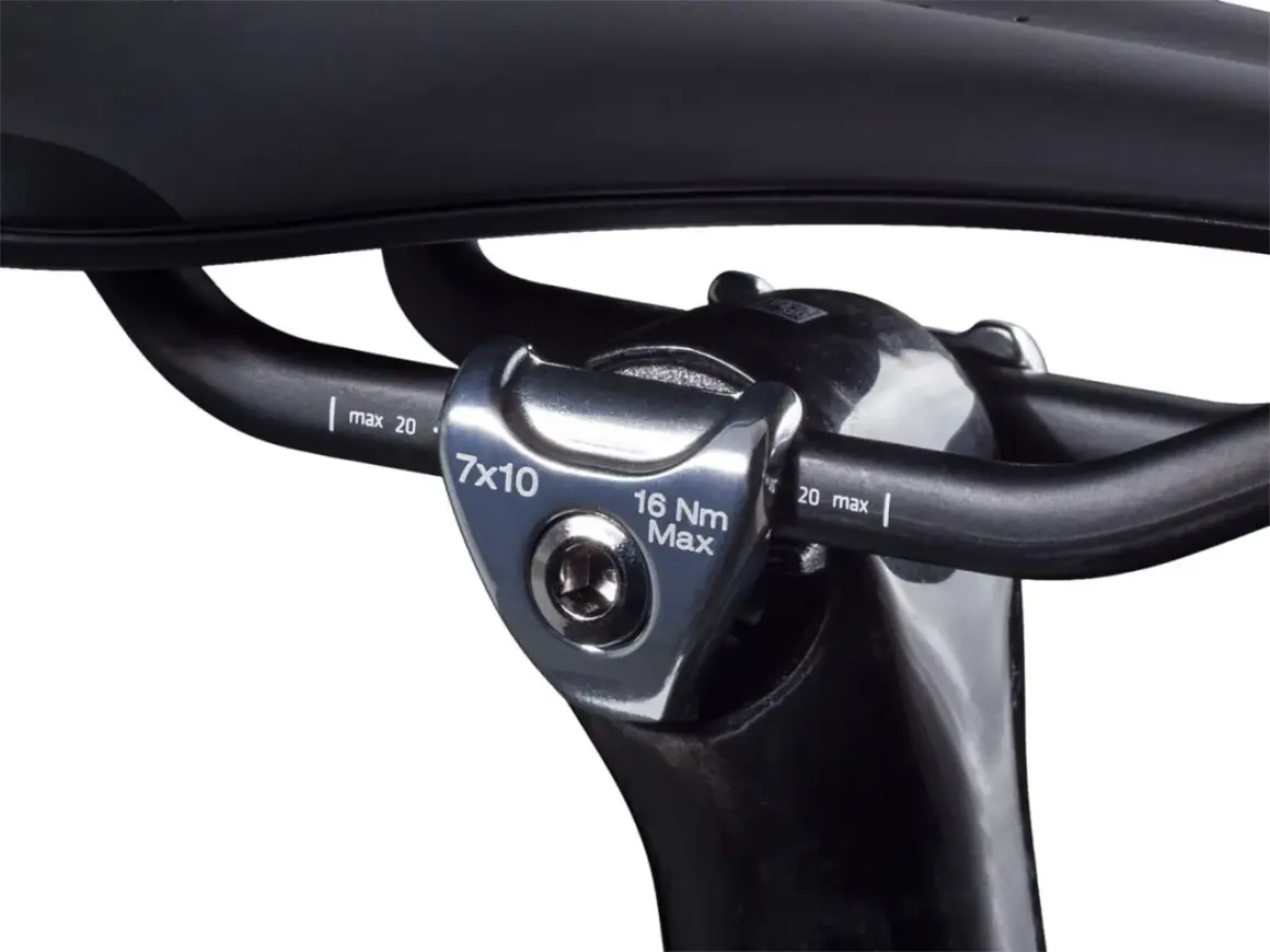 Detalle de la tija de sillín de bicicleta, con marcas de torque y medidas.
