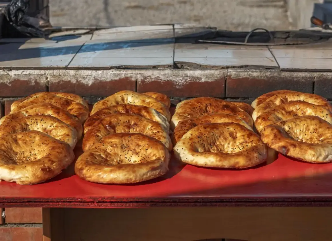 Świeżo upieczone pieczywo gruzińskie, różne rodzaje, z czarnuszką, kuszą apetycznym wyglądem.