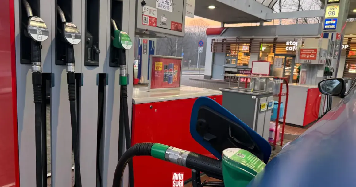 Dylemat kierowcy: ropa to benzyna czy diesel? Dostępne dystrybutory paliwa na stacji benzynowej.