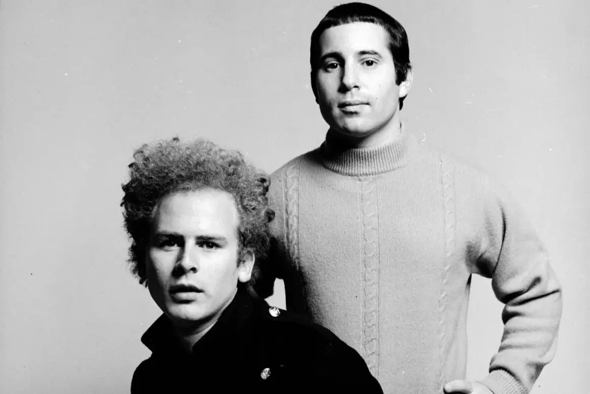 Simon & Garfunkel, icone di "the sound of silence significato", posano in un ritratto in bianco e nero.
