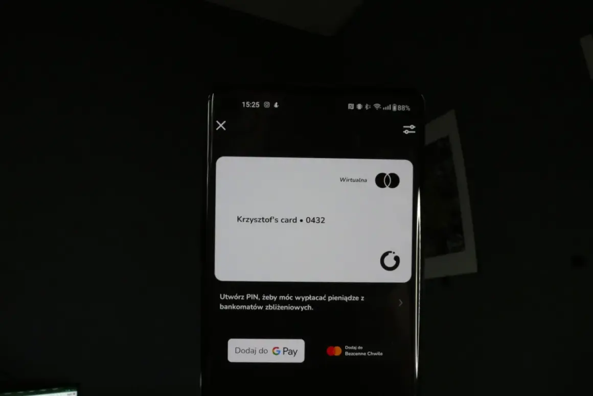 Jak dodać kartę do Google Pay? Na ekranie telefonu widzisz wirtualną kartę Krzysztofa i opcję dodania jej do Google Pay.