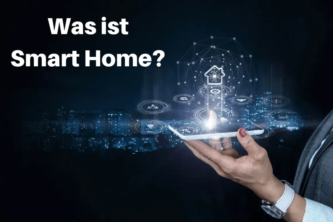 Eine Hand hält ein Smartphone, das ein Netzwerk von Symbolen für intelligentes Wohnen über einer Stadt bei Nacht zeigt.