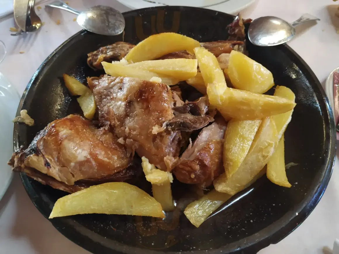 Cordero asado con patatas fritas, un plato típico del rancho el portachuelo.
