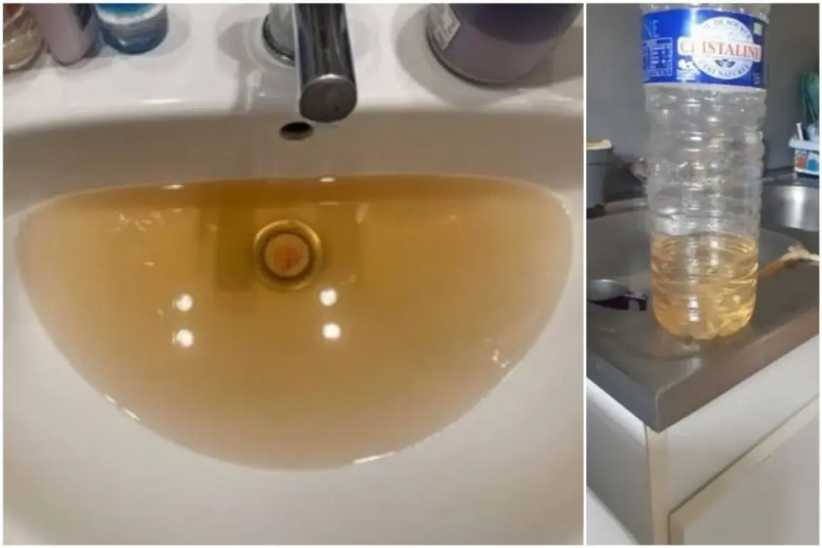 Évier rempli d'eau trouble et bouteille d'eau en plastique avec un liquide jaune. La couleur de l'eau potable est loin d'être idéale.