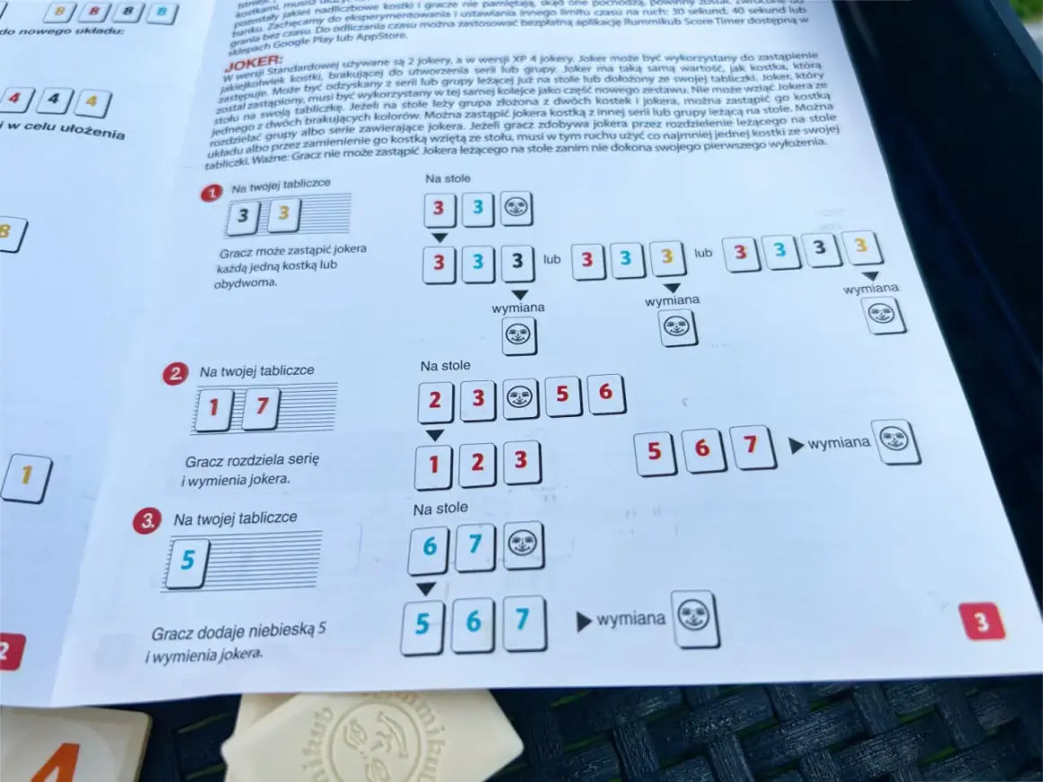 Rummikub zasady: jak używać jokera do tworzenia serii i grup, zastępując kostki na stole lub własnej tablicy.