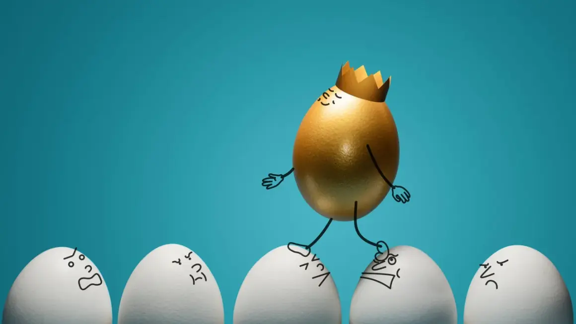 Guldägg med krona går över andra ägg med ansikten. Ett roligt sätt att illustrera ett narcissistiskt test.
