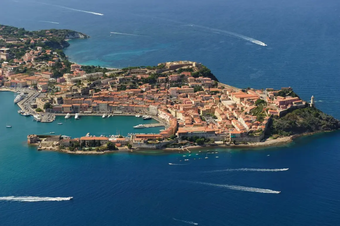 Vista aerea di Portoferraio, Isola d'Elba: cosa vedere in questo gioiello toscano con il suo porto, le fortezze e il faro.