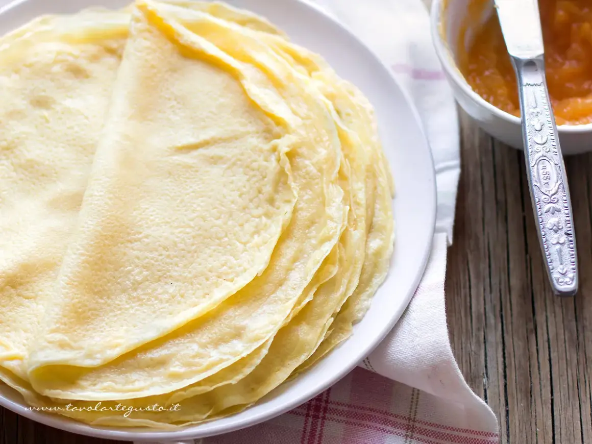Piatto di crepes dorate, pronte per essere farcite. La ricetta crepes per 4 persone è facile e veloce.