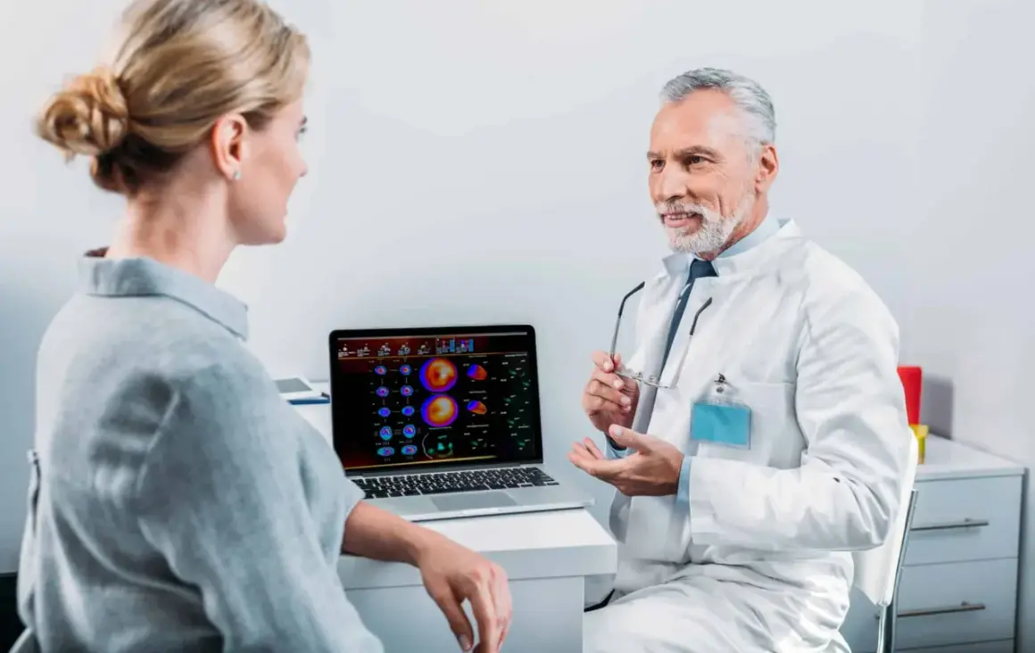 Arzt erklärt Patientin die Ergebnisse einer Mibi-Szintigraphie und bespricht mögliche Risiken.