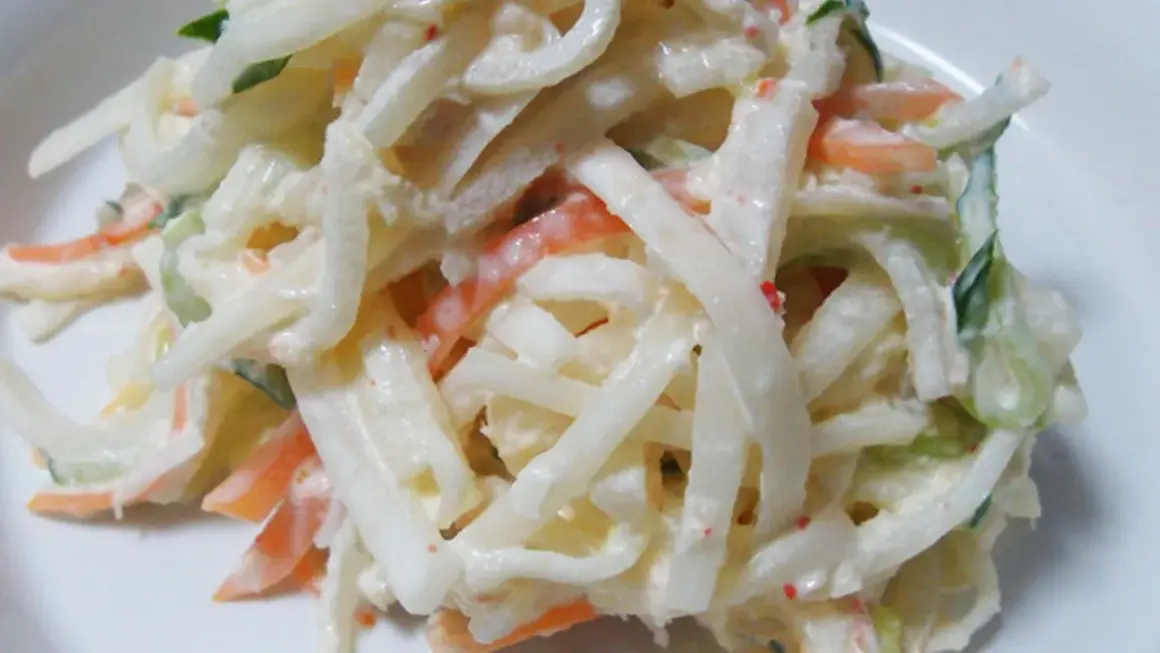 Cremiger Krautsalat mit Karottenstreifen, ein klassisches rezept coleslaw original. Frisch und lecker!