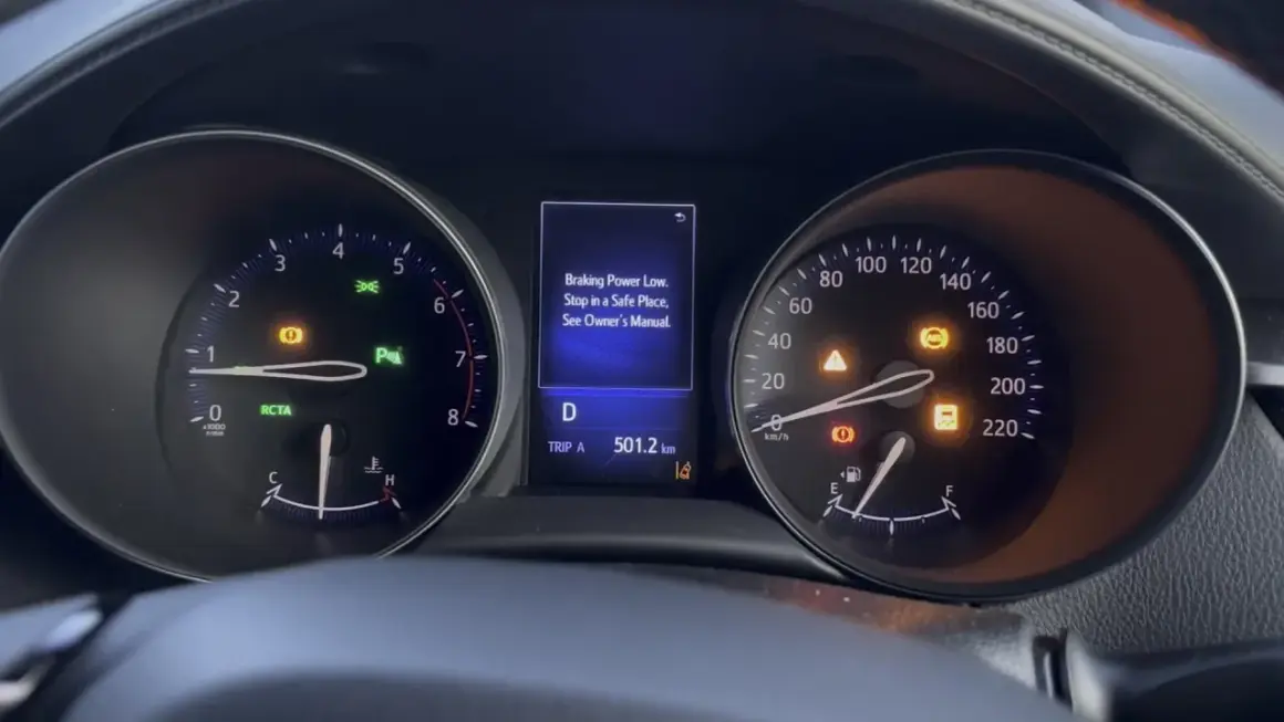 Varning för låg bromseffekt på Toyota C-HR. Flera varningslampor lyser, inklusive ABS och bromssystemet.