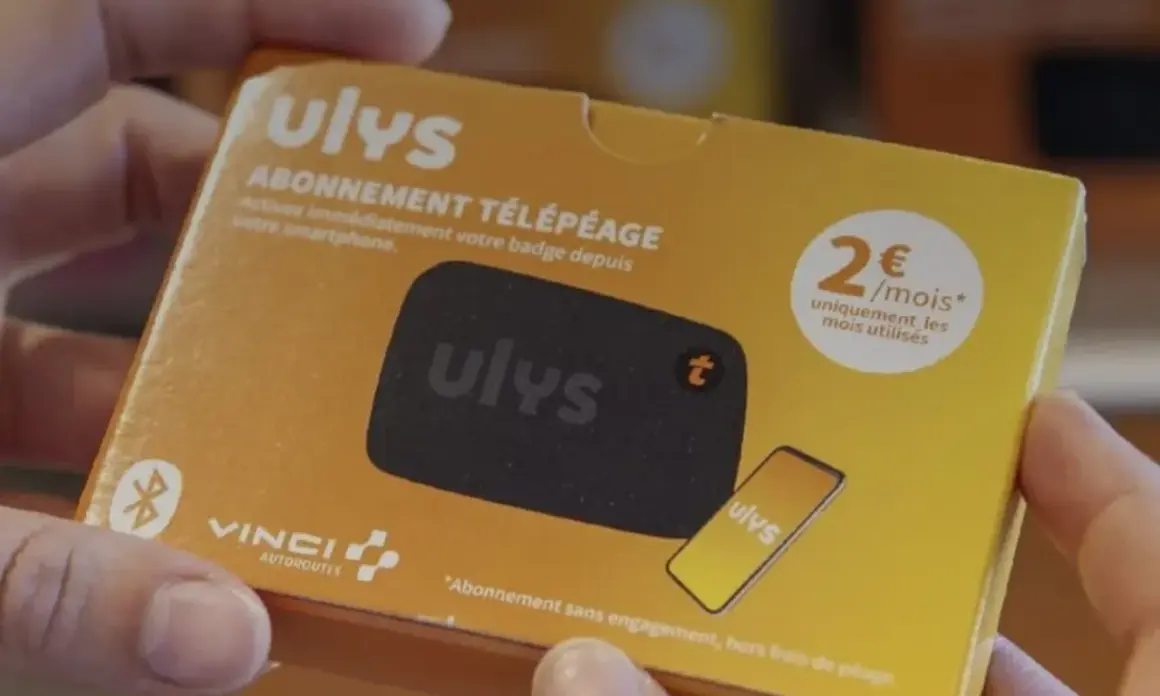 Boîte d'abonnement télépéage Ulys Vinci. Le badge est activable via smartphone. La durée de vie du badge télépéage Vinci est illimitée tant qu'il est utilisé.