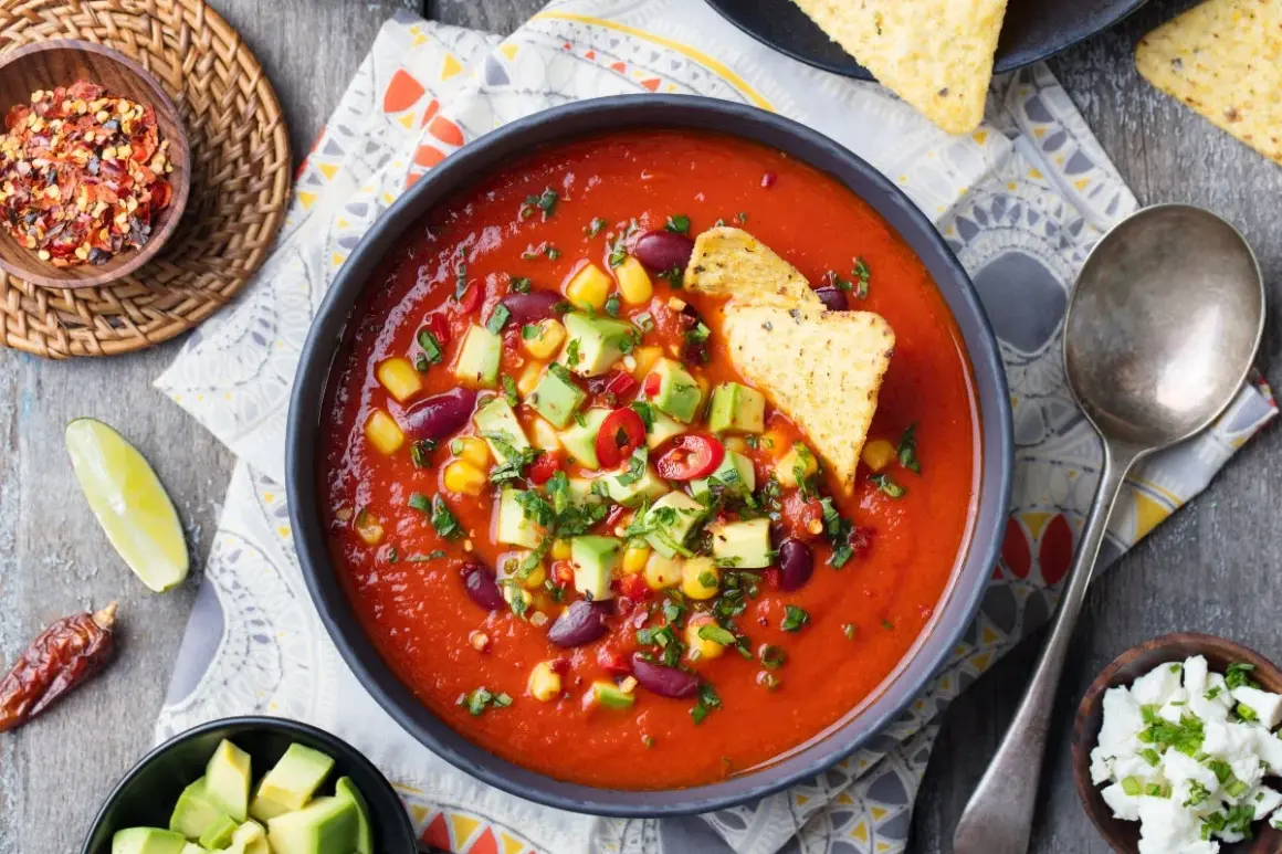 Zupa meksykańska Ani Gotuje: aromatyczna, z awokado, kukurydzą, fasolą i nachos.