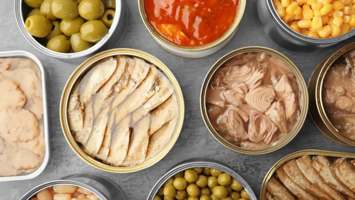 Vielfalt an Konserven: Oliven, Sauce, Mais, Fisch und Bohnen – alles **processor food** für schnelle Mahlzeiten.