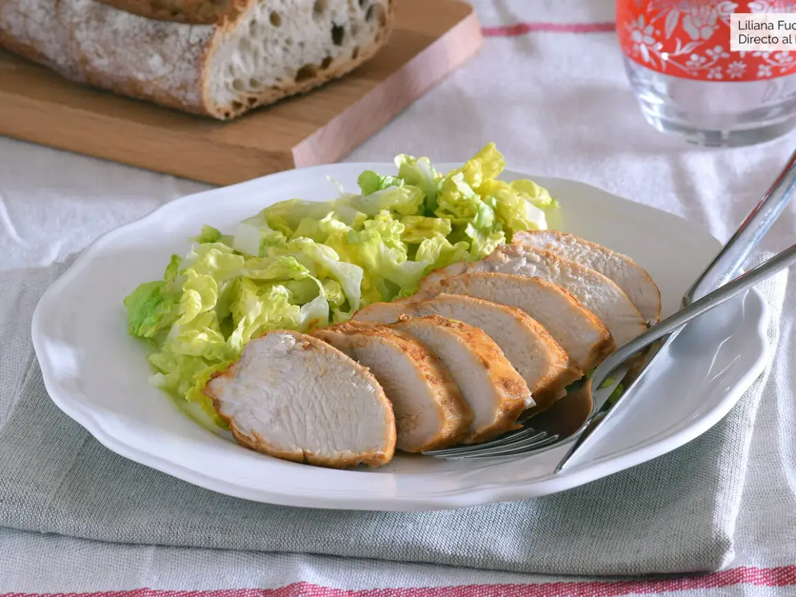 Pechuga de pollo a la plancha, jugosa y tierna, acompañada de ensalada fresca. Ideal para tus recetas con pechuga de pollo.