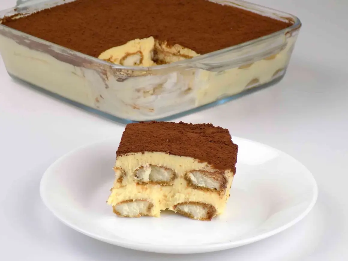 Pyszny, sprawdzony przepis na tiramisu z mascarpone. Warstwy biszkoptów i kremu, posypane kakao. Idealny deser.