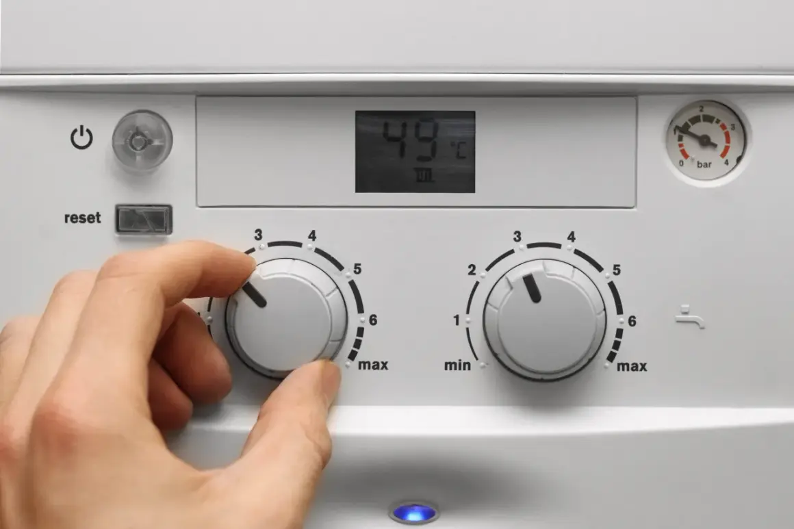 Mano che regola la caldaia spenta gas aperto. Il display mostra 49°C.